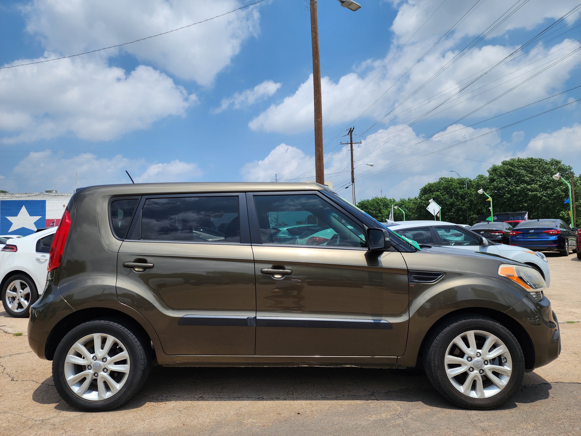 2012 BROWN Kia Soul ! (KNDJT2A67C7) with an 2.0L L4 DOHC 16V engine, AUTO transmission, located at 2660 S.Garland Avenue, Garland, TX, 75041, (469) 298-3118, 32.885551, -96.655602 - Welcome to DallasAutos4Less, one of the Premier BUY HERE PAY HERE Dealers in the North Dallas Area. We specialize in financing to people with NO CREDIT or BAD CREDIT. We need proof of income, proof of residence, and a ID. Come buy your new car from us today!! This is a very well cared for 201 - Photo #2